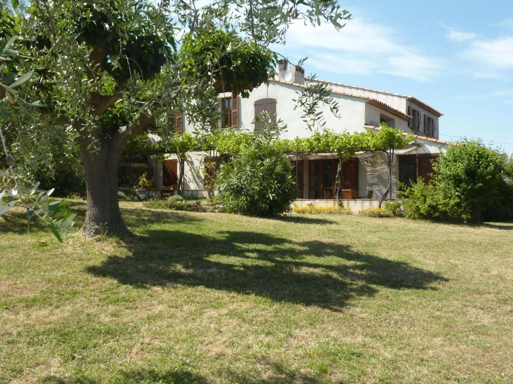 ラマチュエルにあるFERME DU MOULIN ROUX- 2 spacieux appartements- 2cbres chacun- Authentique ferme provençale- RAMATUELLEの庭の木のある家