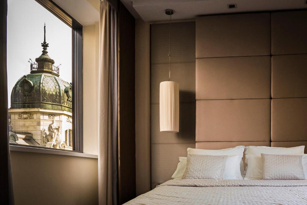 una camera con letto e finestra con faro di Belgrade Art Hotel, a member of Radisson Individuals a Belgrado