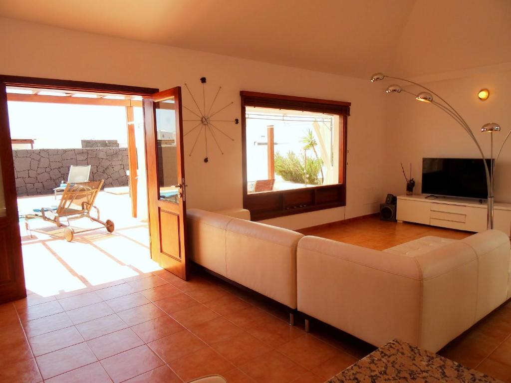TV a/nebo společenská místnost v ubytování Happy Villa con piscina privada