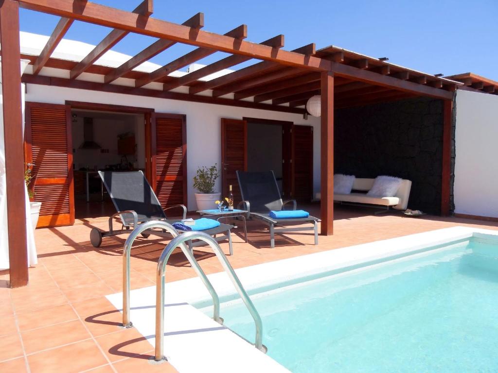 Bazén v ubytování Happy Villa con piscina privada nebo v jeho okolí