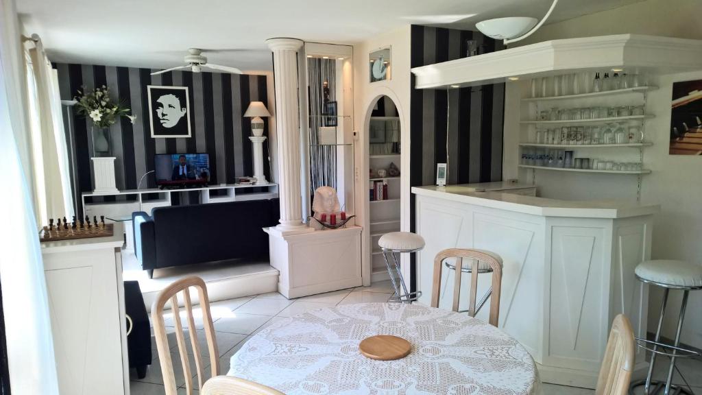 une salle à manger avec une table et quelques chaises dans l'établissement Le Bois Bryas, à Revin