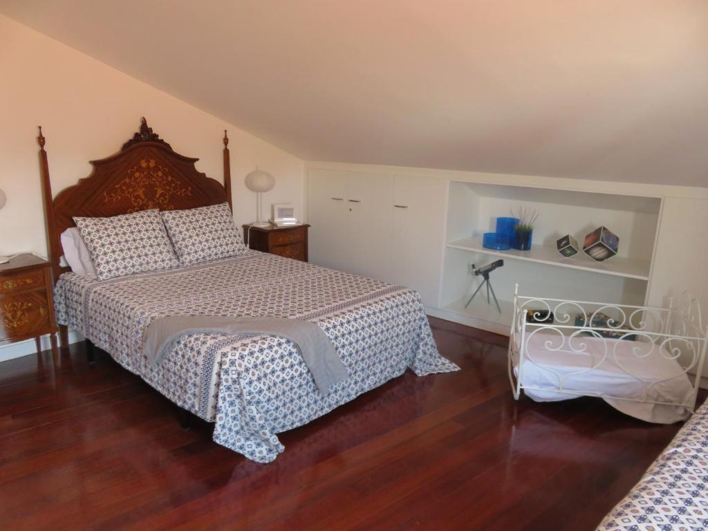 1 dormitorio con 1 cama y suelo de madera en Hostel 18, en Constância