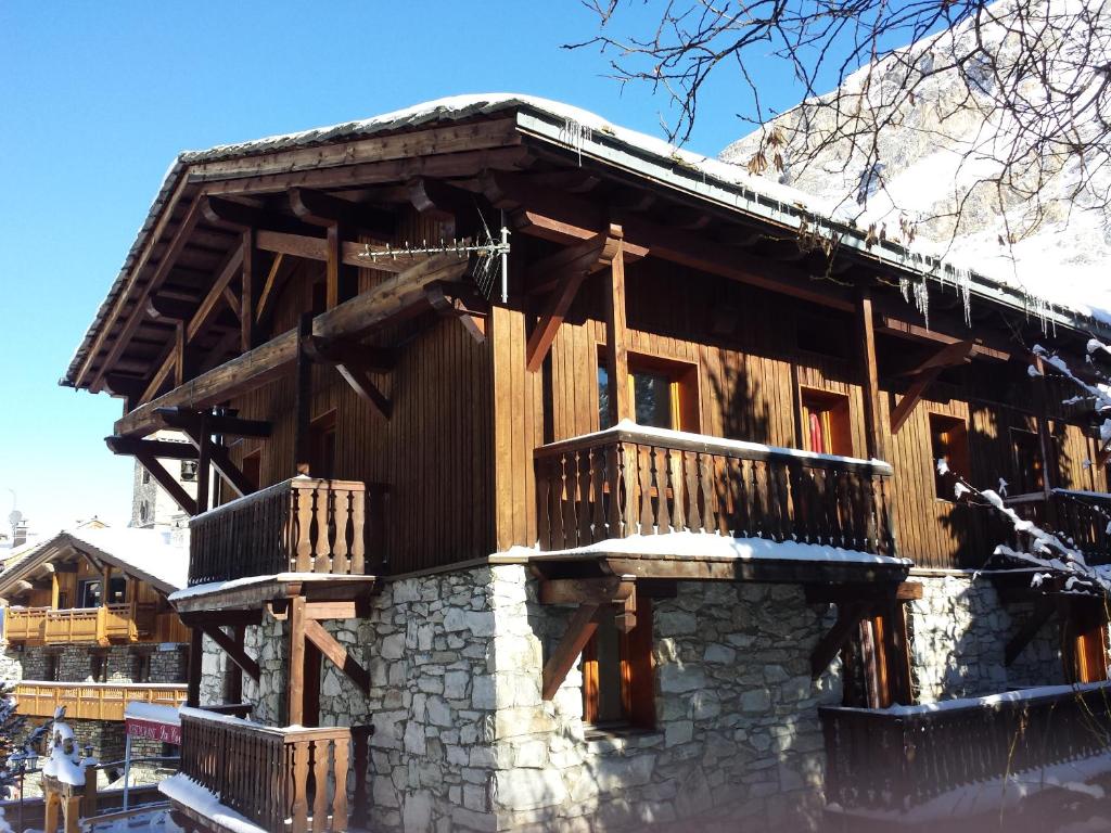 a log cabin in the winter with snow at Saint-Roch Piste in Val dʼIsère