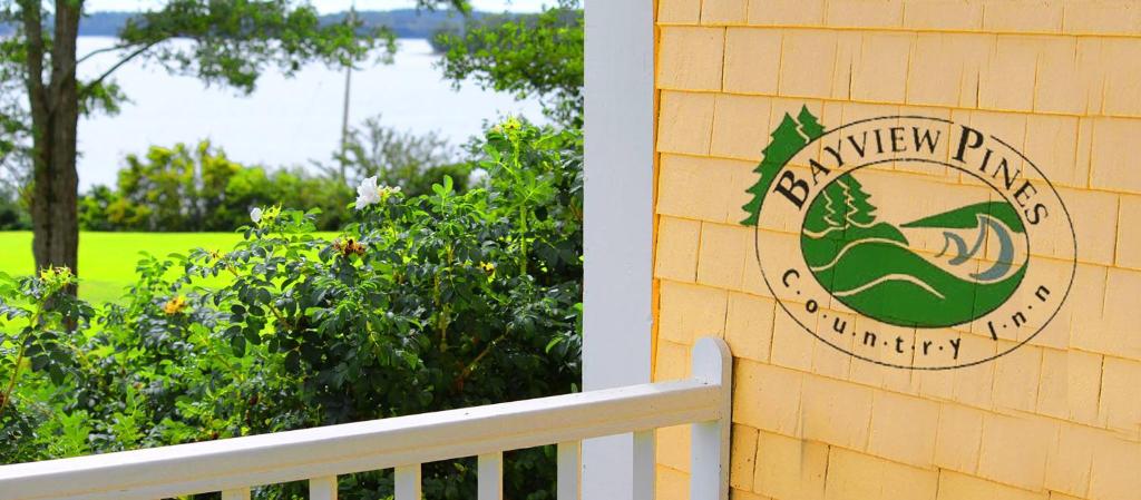 una señal para un nuevo parque en un edificio en Bayview Pines Country Inn B&B en Mahone Bay