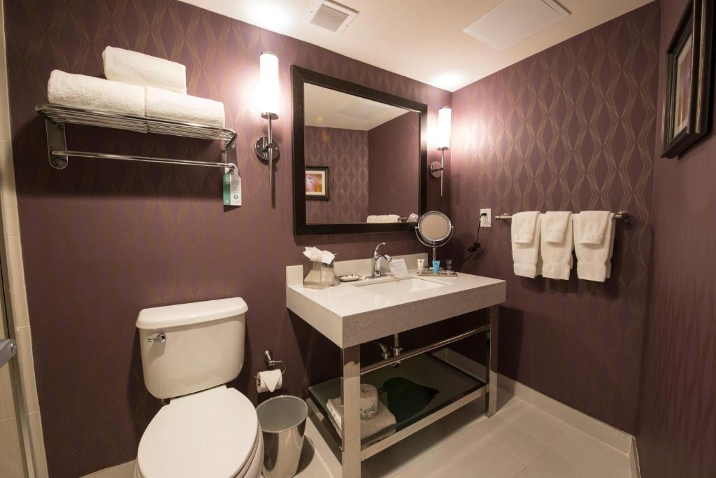 Koupelna v ubytování Crowne Plaza Saddle Brook by IHG