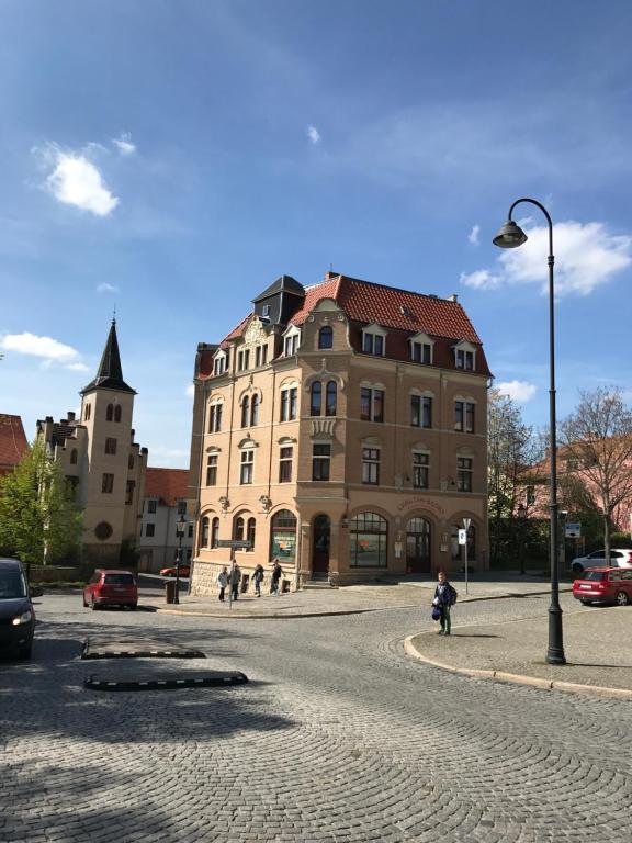 um grande edifício numa rua numa cidade em Klein Apartment mit 2 Ferienwohnungen em Naumburg