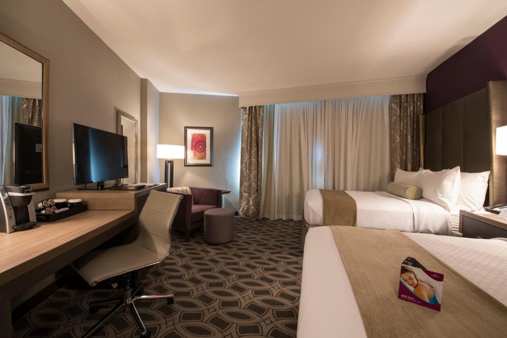 TV a/nebo společenská místnost v ubytování Crowne Plaza Saddle Brook by IHG