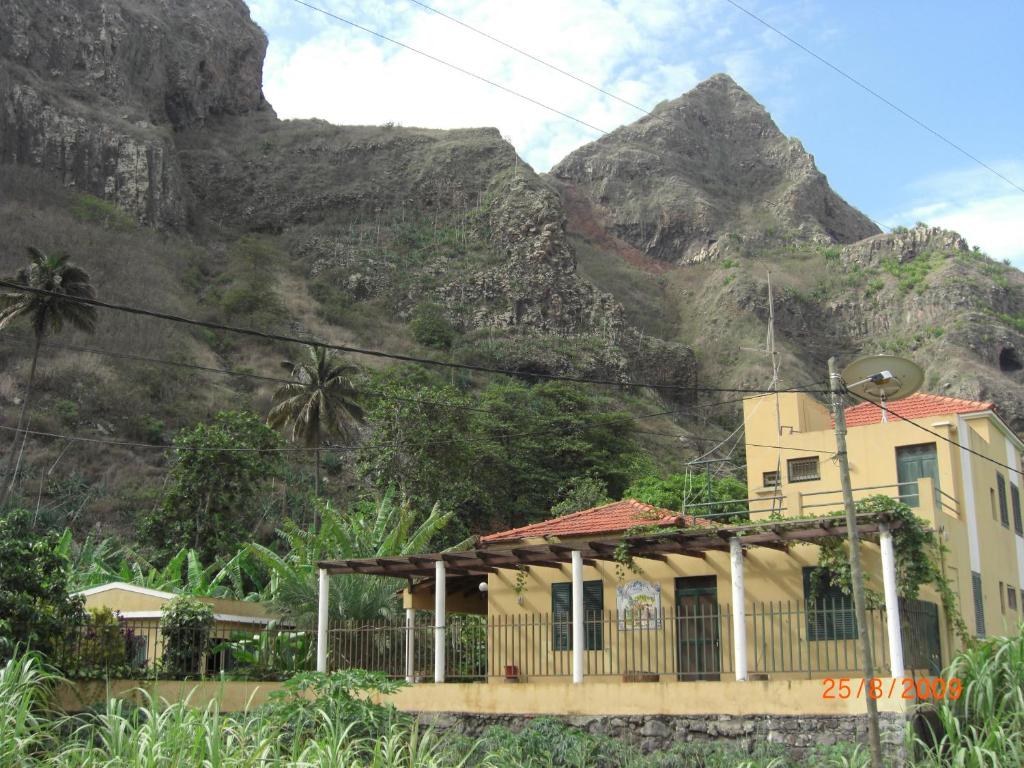 une maison avec une montagne en arrière-plan dans l'établissement Ribeira Grande Country House, à Escabeçada