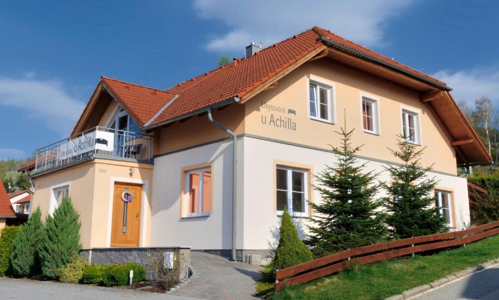 una casa con balcón en la parte superior en Achilla Bed & Breakfast, en Český Krumlov