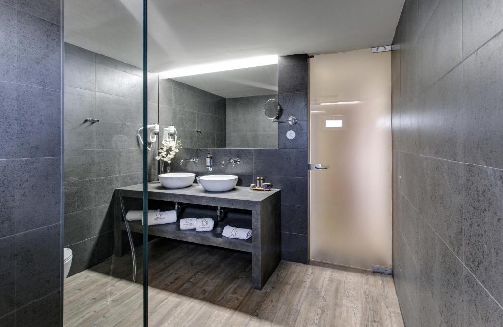 Uma casa de banho em Pural - Wool Valley Hotel & SPA