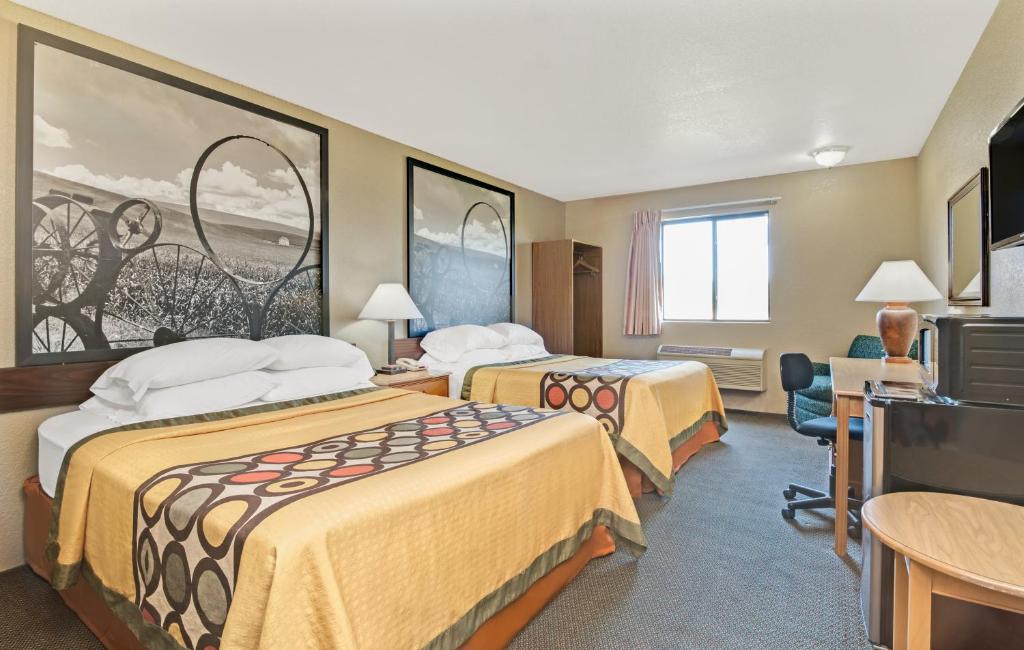 Postel nebo postele na pokoji v ubytování Super 8 by Wyndham Spokane/West