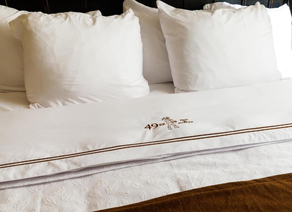 Postel nebo postele na pokoji v ubytování 49'er Inn & Suites