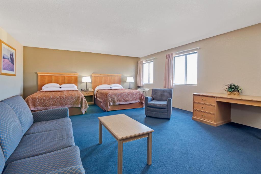 Postel nebo postele na pokoji v ubytování Super 8 by Wyndham Spokane/West
