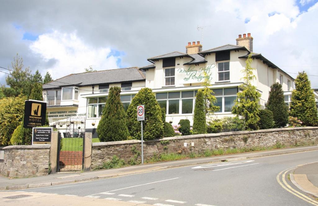 um grande edifício branco no lado de uma rua em Westberry Hotel em Bodmin