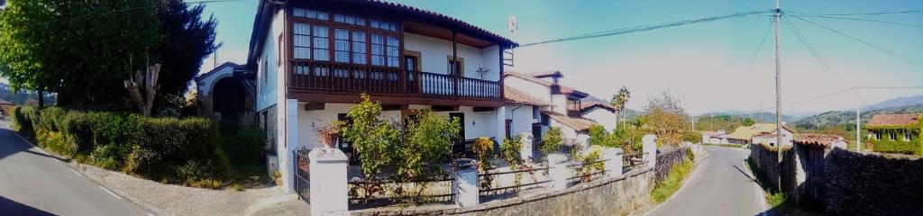 a house on the side of a road next to a fence at Casa de la capilla in San Román