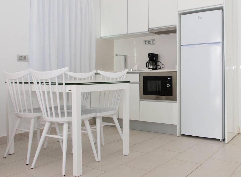 A kitchen or kitchenette at Bungalows Adonis