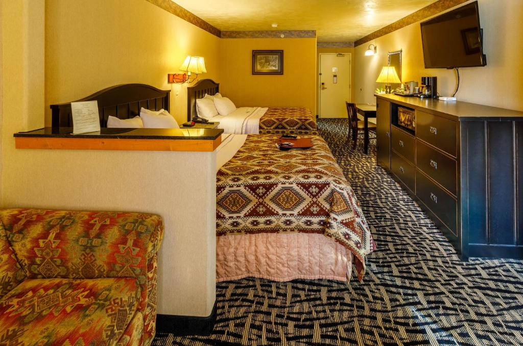Postel nebo postele na pokoji v ubytování 49'er Inn & Suites