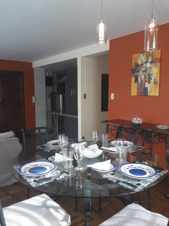 un comedor con una mesa con platos azules y blancos en Lindavista La Paz Apartamento, en La Paz