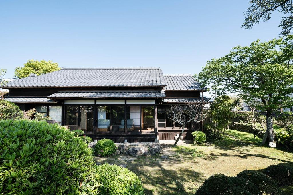 uma casa com um jardim de Inverno e um jardim em Kiraku Obi em Nichinan