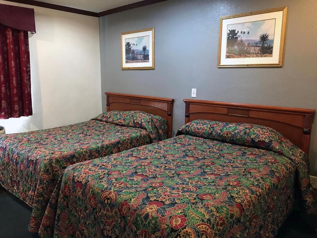 A bed or beds in a room at Starlight Inn Canoga Park
