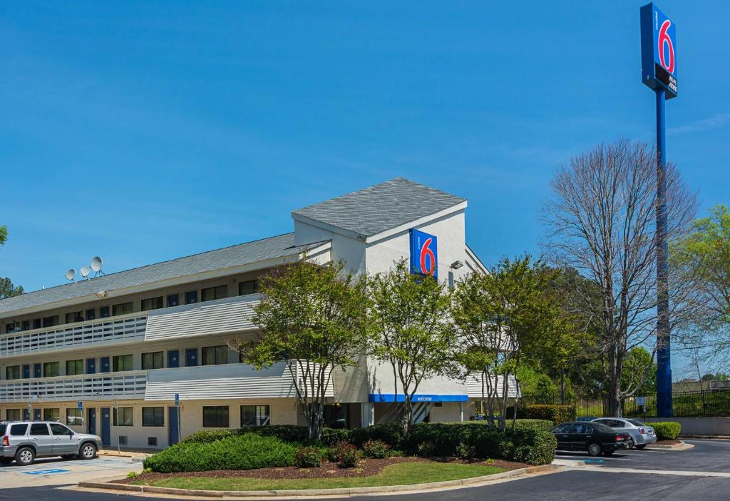 a building with a parking lot in front of it at Motel 6-Tucker, GA - Atlanta Northeast in Tucker