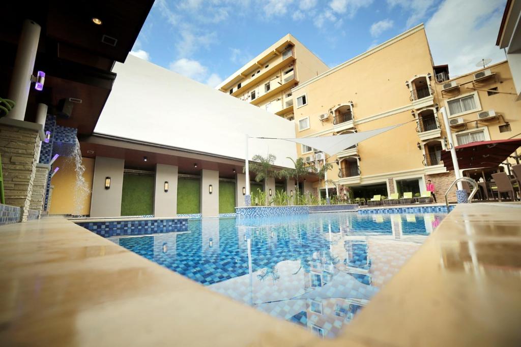 una piscina frente a un edificio en Villa Caceres Hotel, en Naga