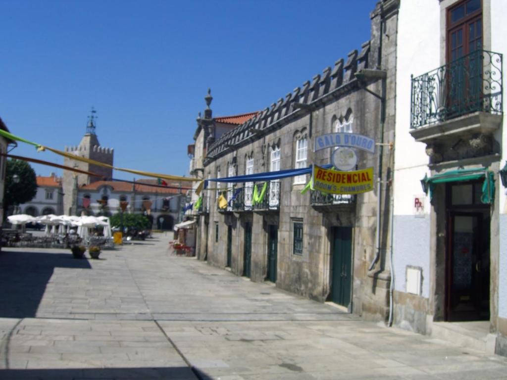 una calle vacía con un cartel en un edificio en Residencial Galo D'Ouro, en Caminha