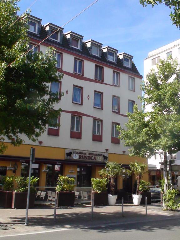 ein großes weißes Gebäude mit vielen Fenstern in der Unterkunft Hotel Lex in Hagen