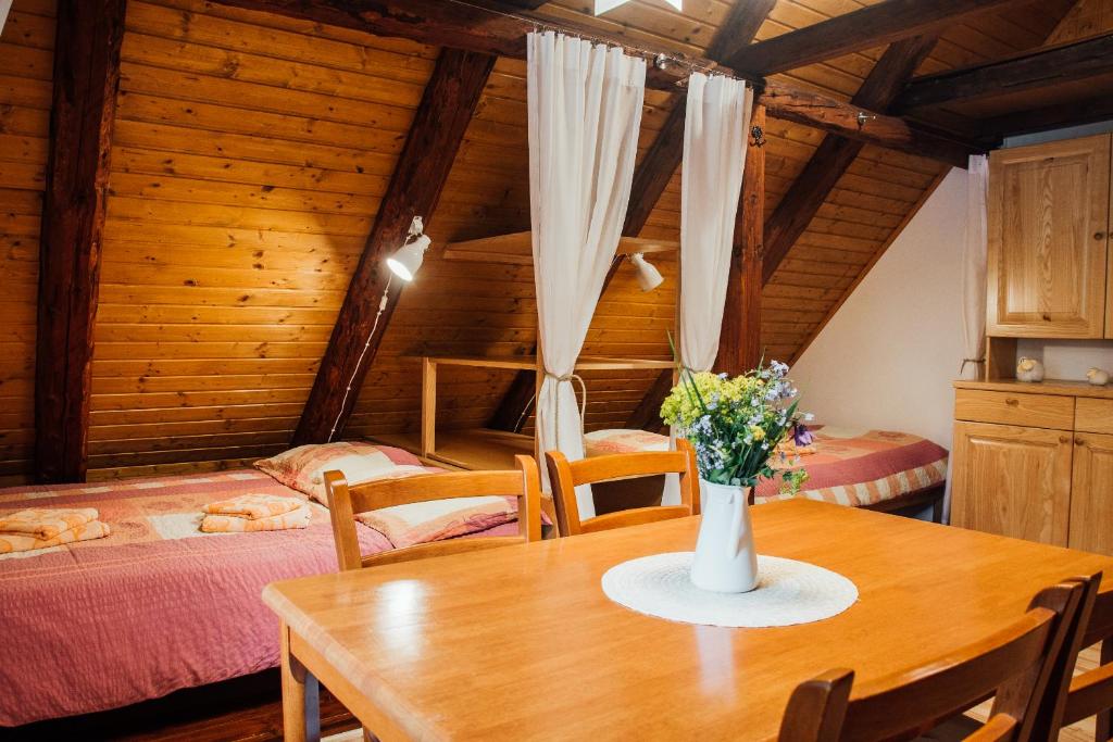 una stanza con un tavolo e un vaso di fiori di TOP rafting center a Bovec