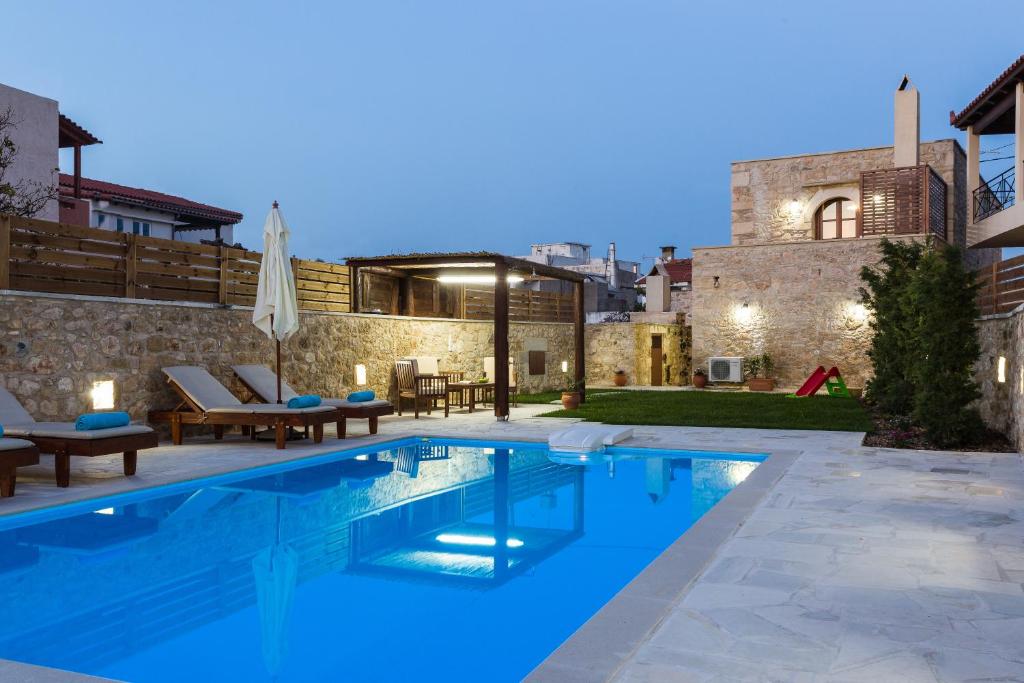 Ani Villa, authentic Cretan lifestyle في Angeliana: مسبح في الحديقة الخلفية للمنزل