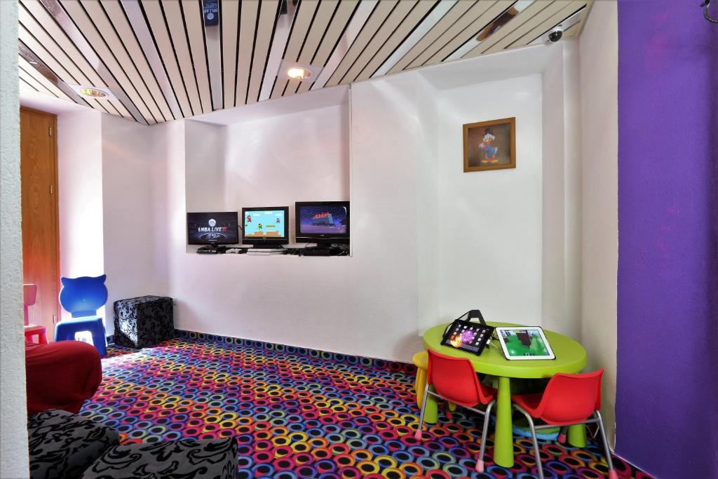 TV a/nebo společenská místnost v ubytování Family Hotel Desirée