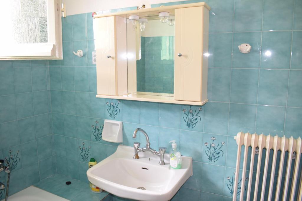 łazienka z umywalką i lustrem w obiekcie Nafsika's House w mieście Votsi