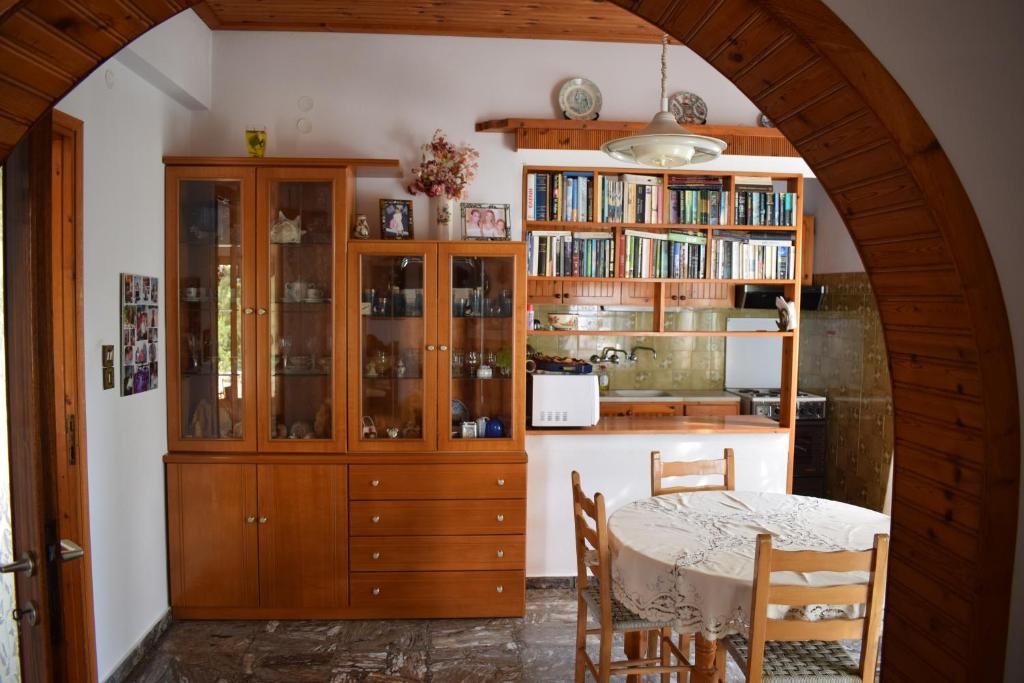 jadalnia ze stołem i półką na książki w obiekcie Nafsika's House w mieście Votsi