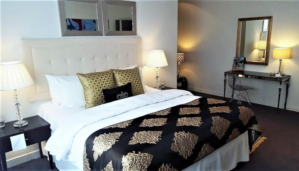 Postel nebo postele na pokoji v ubytování MONDRIAN Luxury Suites & Apartments Market Square IV