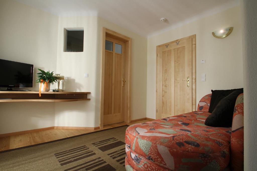 TV a/nebo společenská místnost v ubytování Hotel Kraftquelle Schlossblick