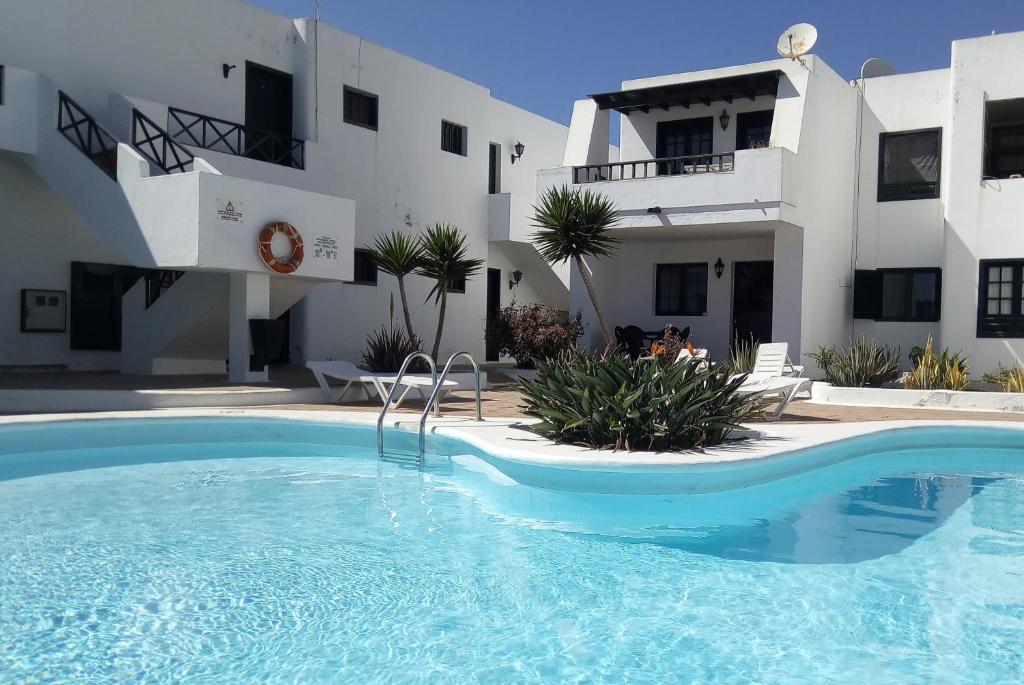 Bazén v ubytování Apartamentos Albatros nebo v jeho okolí
