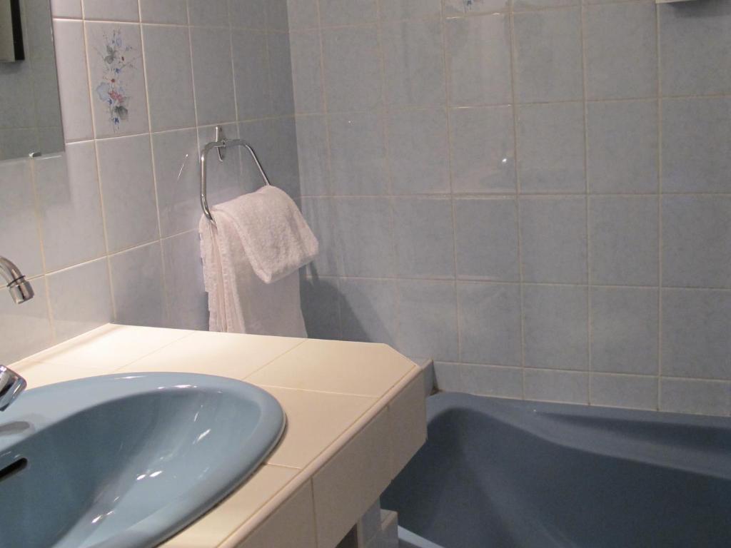 Salle de bains dans l&#39;&eacute;tablissement Logis Deshors-Foujanet