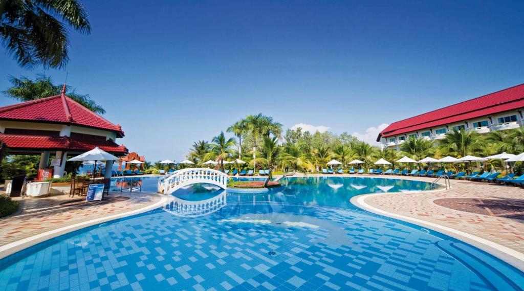 a large swimming pool at a resort at Sokha Beach Resort in Sihanoukville