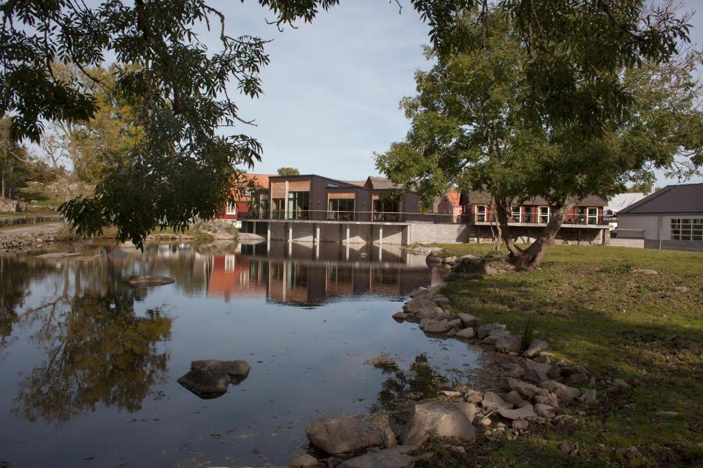 a body of water in front of a building at Eriksberg Hotel & Nature Reserve in Trensum