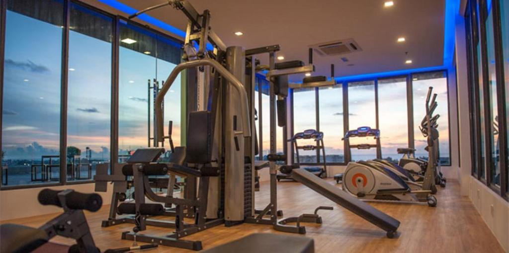 Fitness centrum a/nebo fitness zařízení v ubytování Sky Hotel