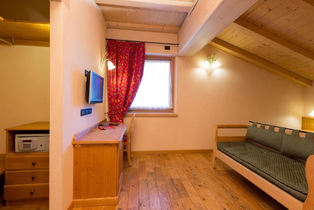 Televízia a/alebo spoločenská miestnosť v ubytovaní Hotel Pontiglia