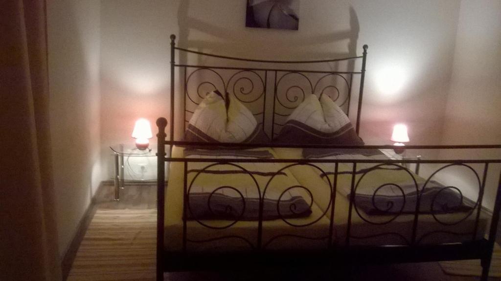 Postel nebo postele na pokoji v ubytování Gästehaus Rosl