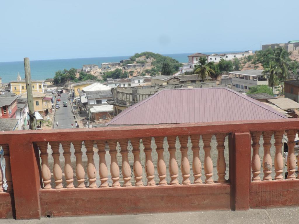 uma vista para a cidade a partir de uma varanda em IS Guest House em Cape Coast