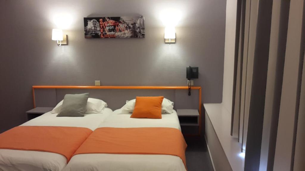 Postel nebo postele na pokoji v ubytování Logis Hotel Bellevue