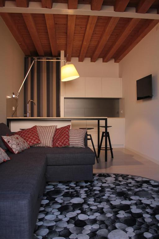 een woonkamer met een bank en een tafel bij Cinquelune Apartment in Rosà