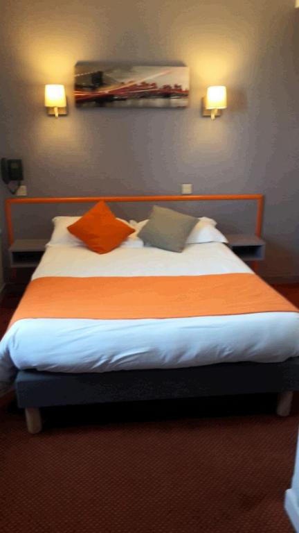 Postel nebo postele na pokoji v ubytování Logis Hotel Bellevue