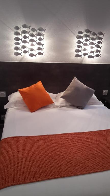 Postel nebo postele na pokoji v ubytování Logis Hotel Bellevue