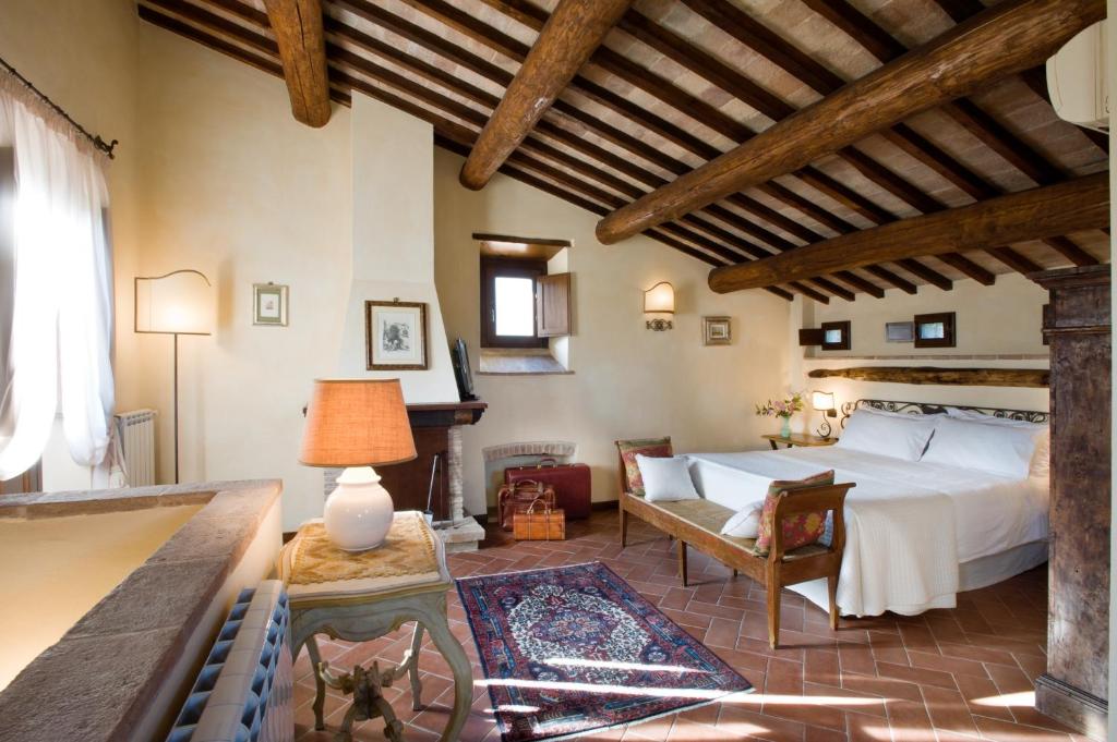 1 dormitorio con 1 cama y 1 sofá en una habitación en Torre Palombara - Dimora Storica, en Narni