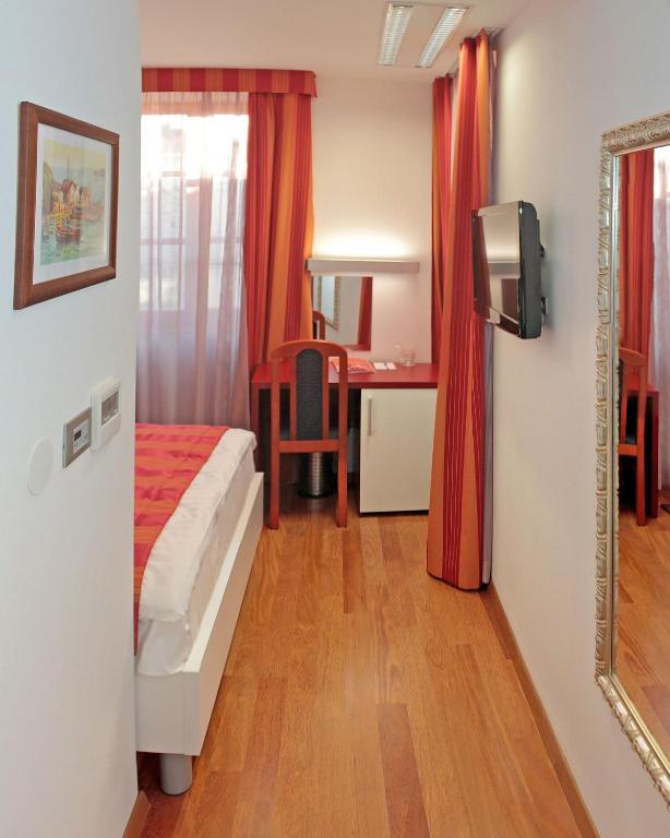 Postel nebo postele na pokoji v ubytování Hotel Monika