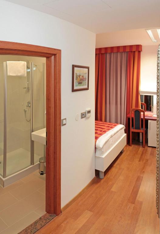 Postel nebo postele na pokoji v ubytování Hotel Monika